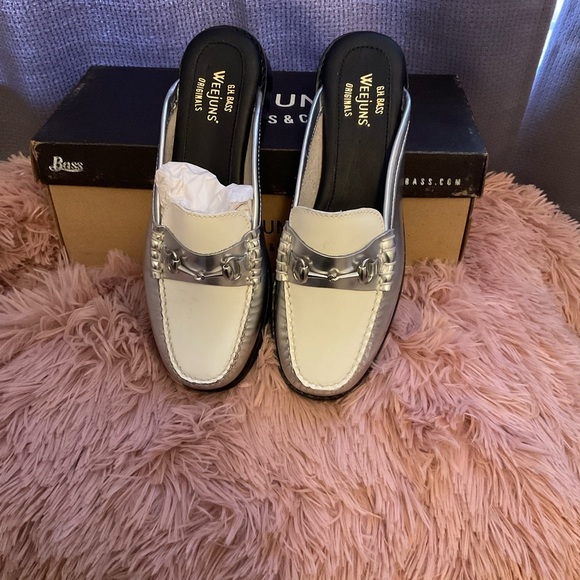 G.H. Bass & Co. Weejuns Silver woman’s Loafers Size 6.5 - Picture 3 of 7